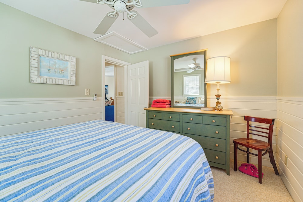 Waterfront Home w/ Boat Dock & Sunroom in Gardiner