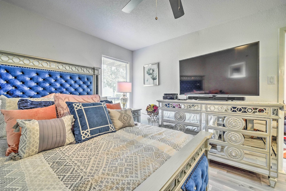 Lake Conroe Luxury Golf Condo: Dining and Boating! view 5