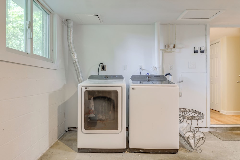 9 Mi to Historic District: Ellicott City Home!