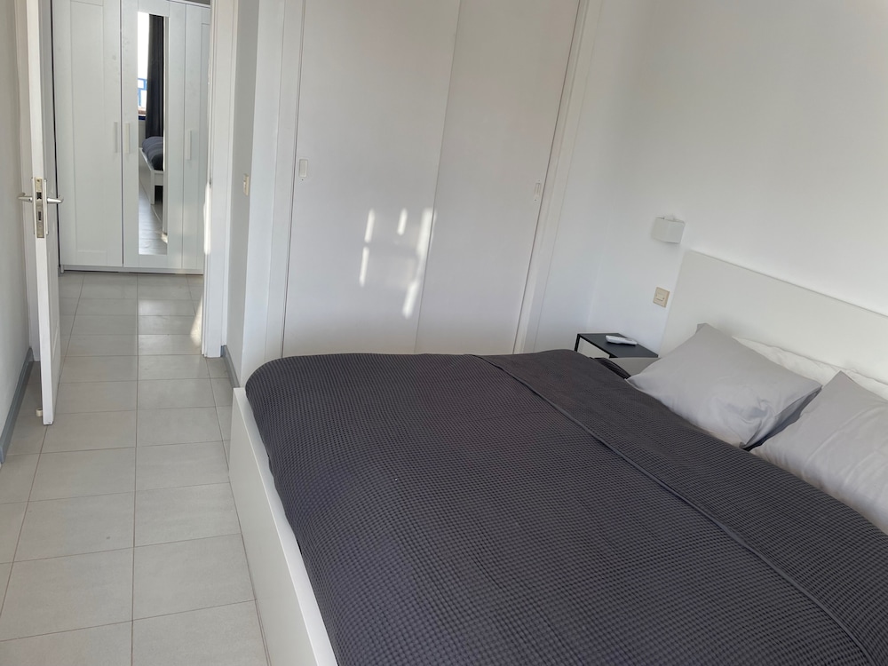 Sunny Seaview Modern apt - Pool and Beach Access