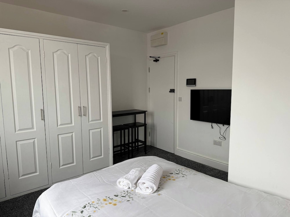 Peaceful Luton Apartment Close to Airport & Amenities