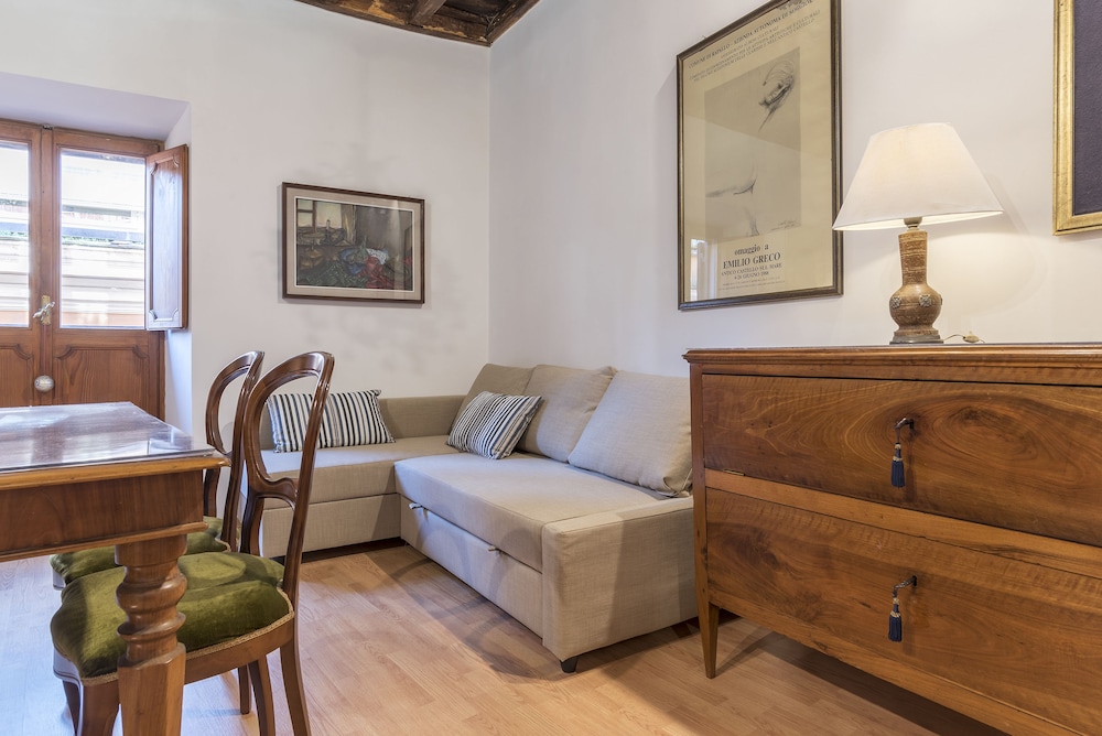 Montecitorio & Pantheon Stylish Flat