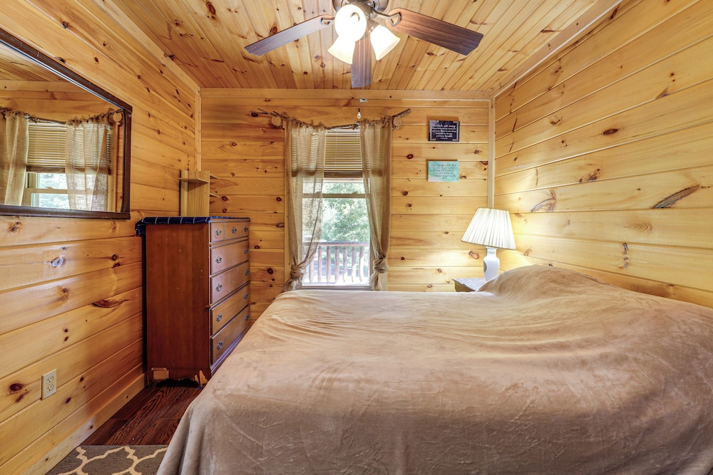 Rustic, Woodsy Cabin in Palestine w/ Pool Table!