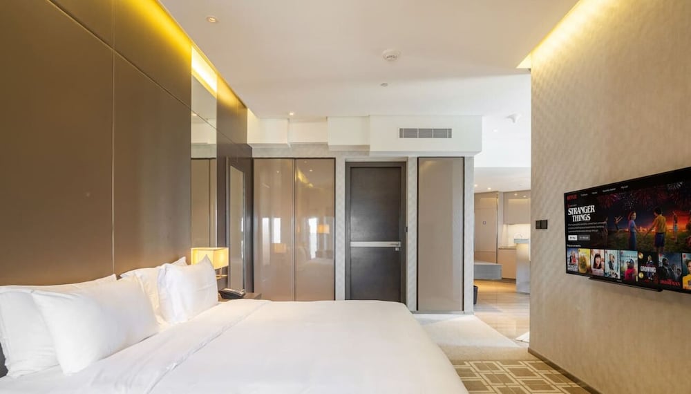 Modern 1BR Near Dubai Frame With City Views