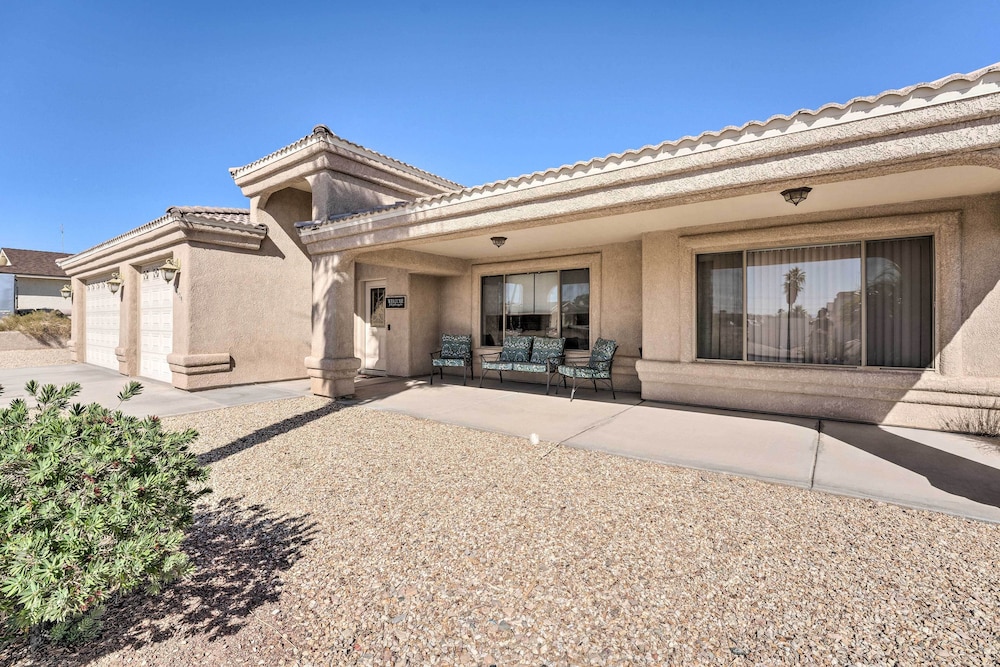 Pool + Jacuzzi: Lake Havasu Home!