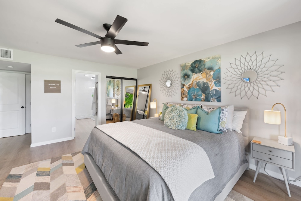 Designer Seville Condo w Golf Mountain Views