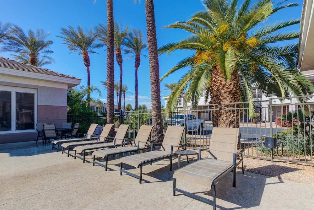 Lux Scottsdale Condo Overlooks 9th Hole Near Golf