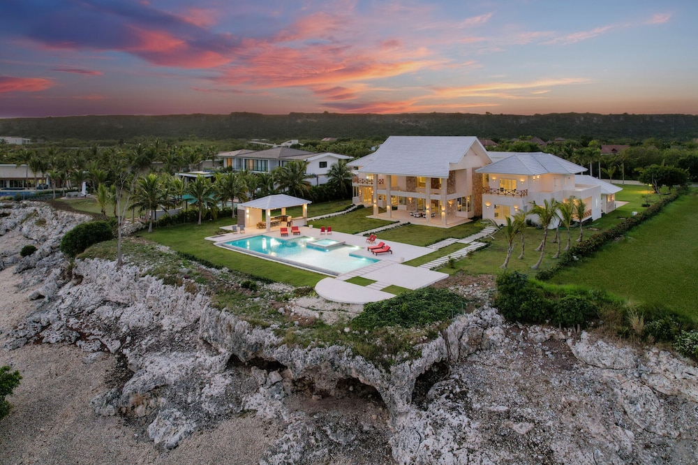 Stunning 6BR Villa With Ocean View in Cap Cana