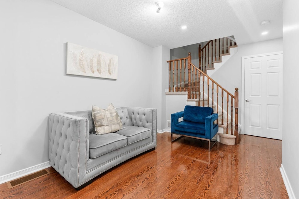 Contemporary 3BR Townhouse in Ajax Cozy Central