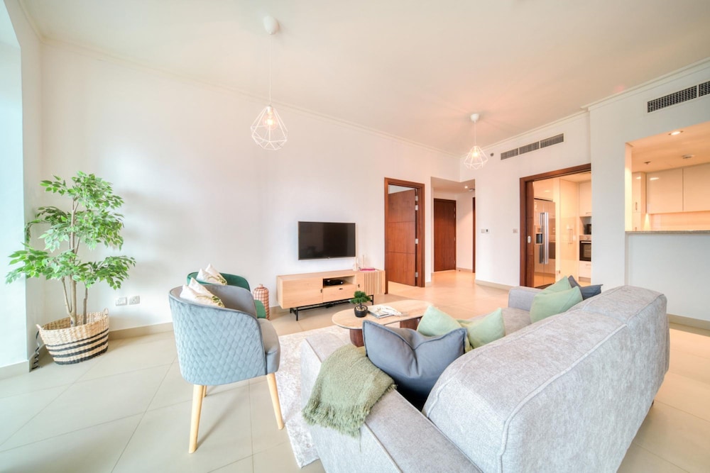 Trendy 2BR Downtown Apt Steps From Burj Khalifa