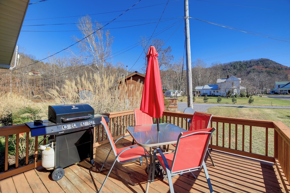 < 1/2 Mi to Damascus Town Park: Cozy Cabin w/ Deck