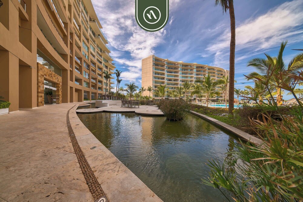 Oceanfront 2 BR Condo - Beach - Restaurant - Gym