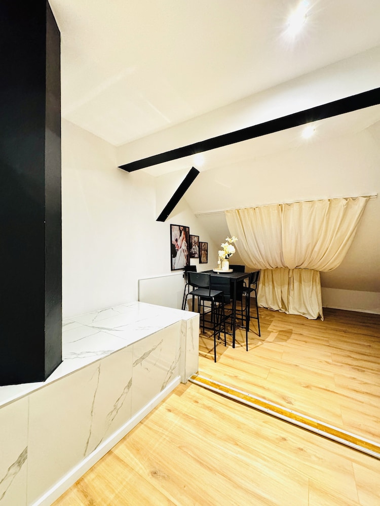 Comfortable 5 BR Apt near Schonbrunn