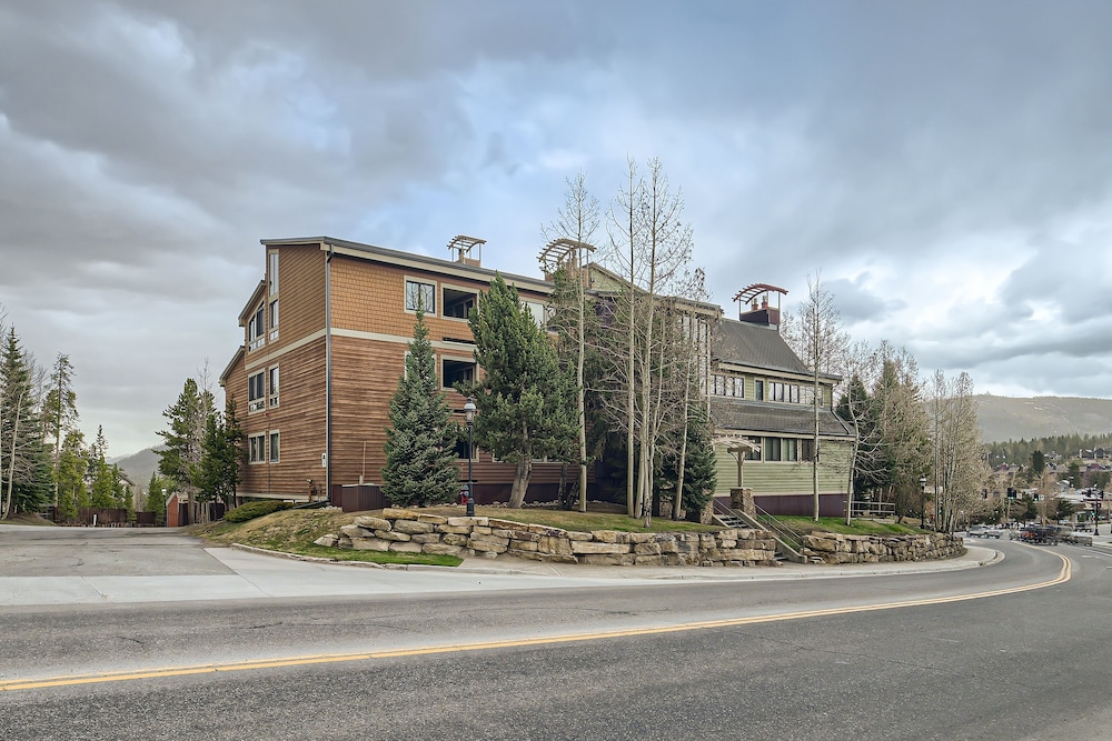 Spacious 2-level Ski Hill 8 Condo Walk to Gondola by RedAwning