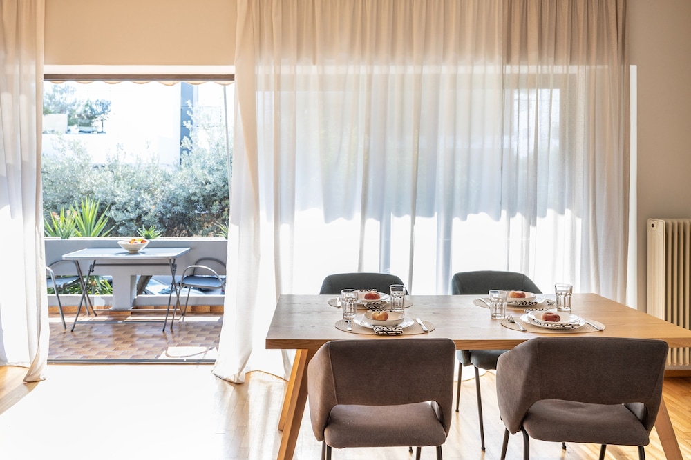 Spacious 3-bedroom Getaway With Balcony in Glyfada