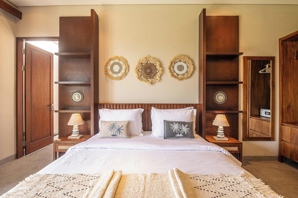 5-br Beach Villa in Canggu Overlooking Rice Fields