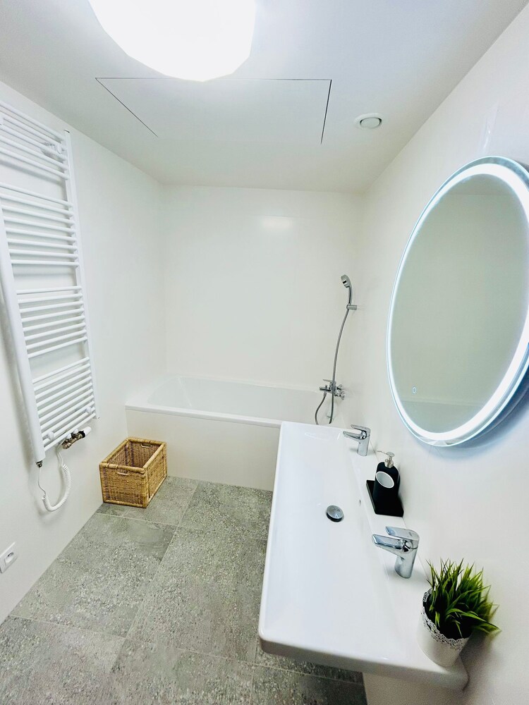 New Luxury Apartmen Metro Station
