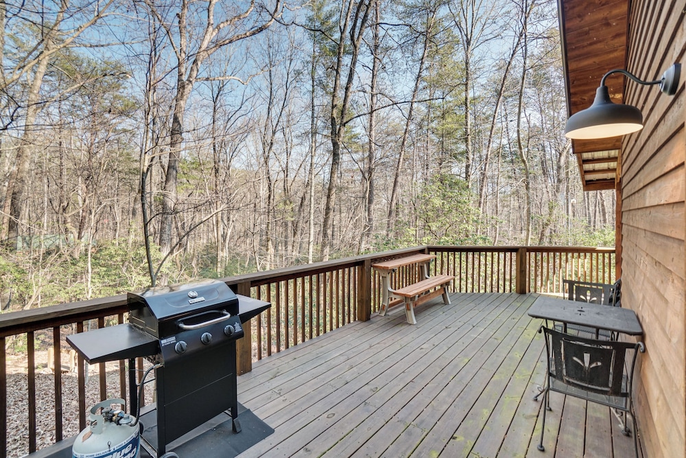 Sautee Nacoochee Mtn Paradise w/ Spacious Deck!