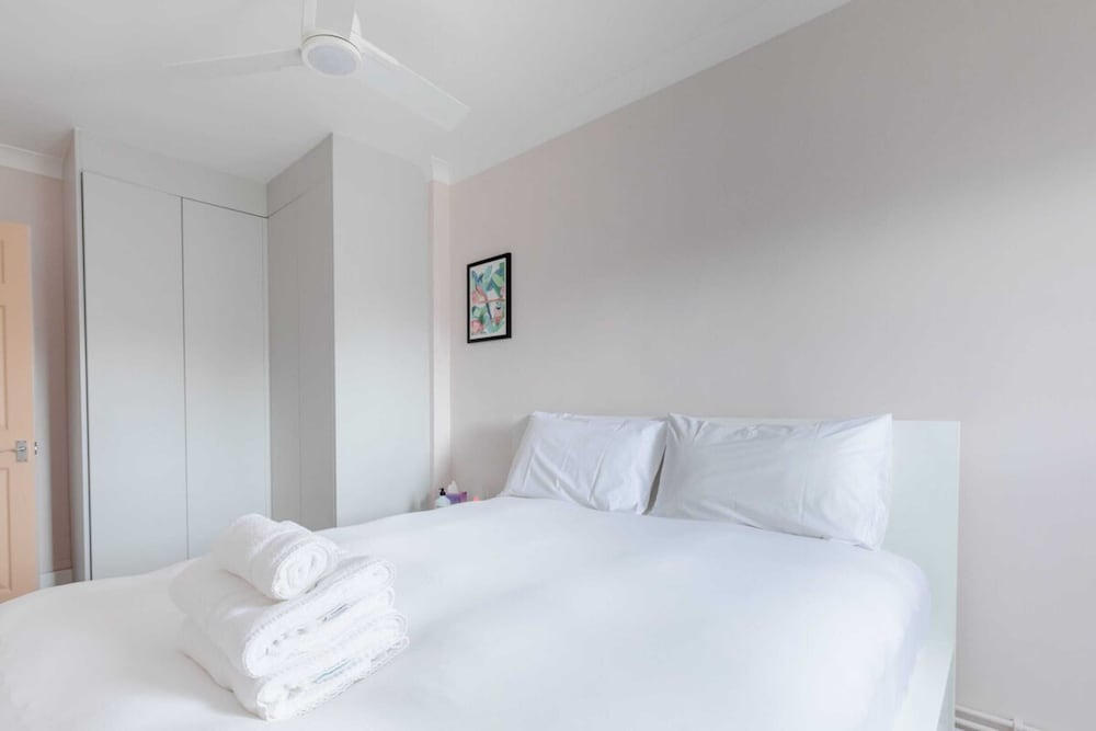 Scandi-style 2BD Maisonette W/garden Brick Lane!
