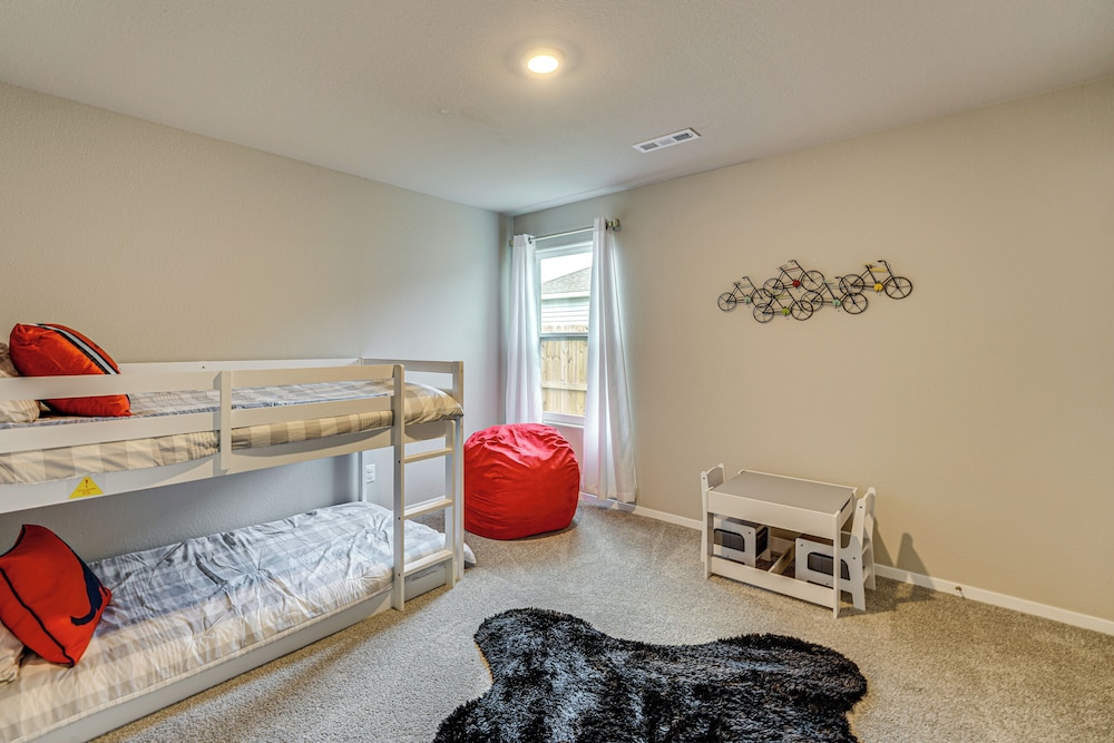 2 Mi to Dtwn: Siloam Springs Home w/ Fire Pit
