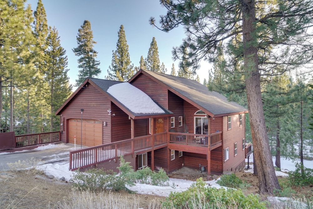 Near Downhill Ski Resort! Hot Tub Haven in Truckee