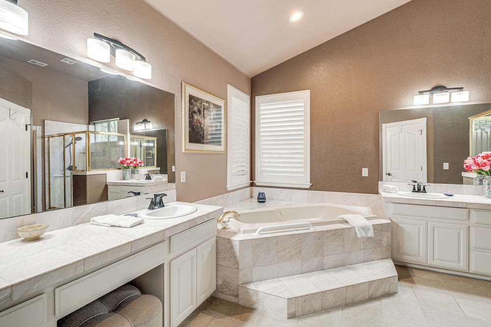 Luxe Vineyard Villa w/ Views & Fire Pit in Loomis!