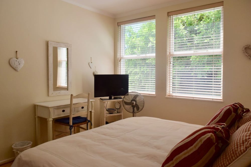 Cozy 2 Bedroom Nestled Under Devils Peak view 3