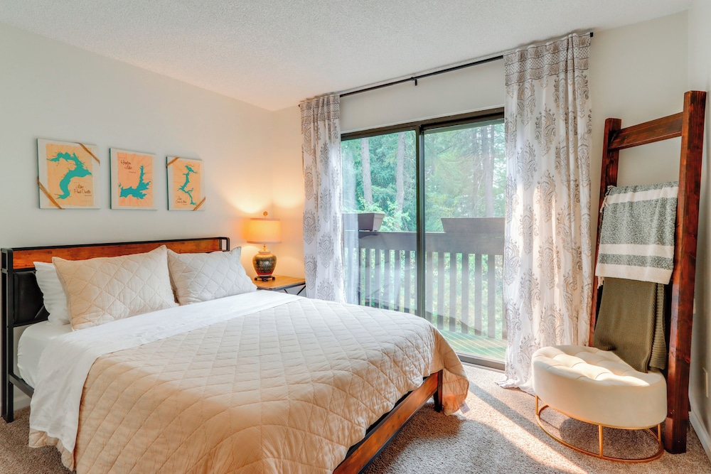 Walk to Twin Lakes: All-season Idaho Condo!