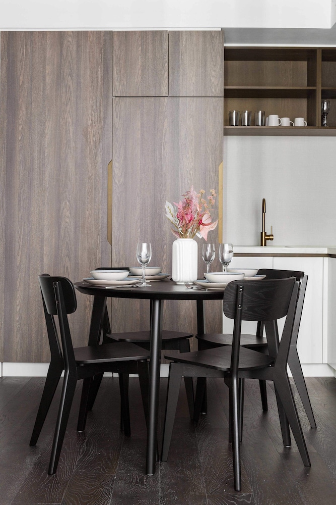 A Chic 2BR Apt Right Next to Melbourne Central