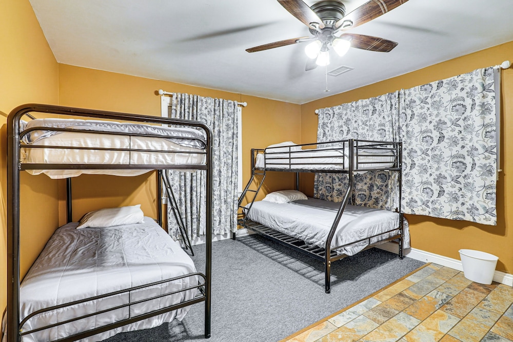 < 1 Mi to Main St Berryville: Spacious Family Home