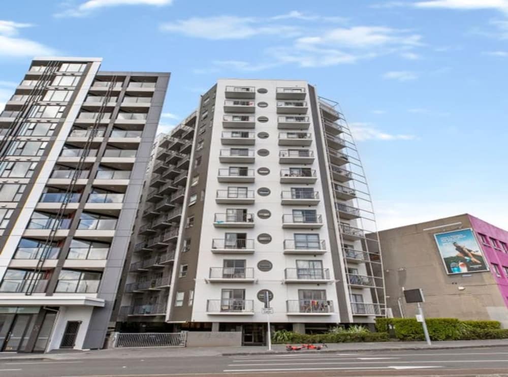Uptown Two Bedroom Apartment With The Essentials — Auckland