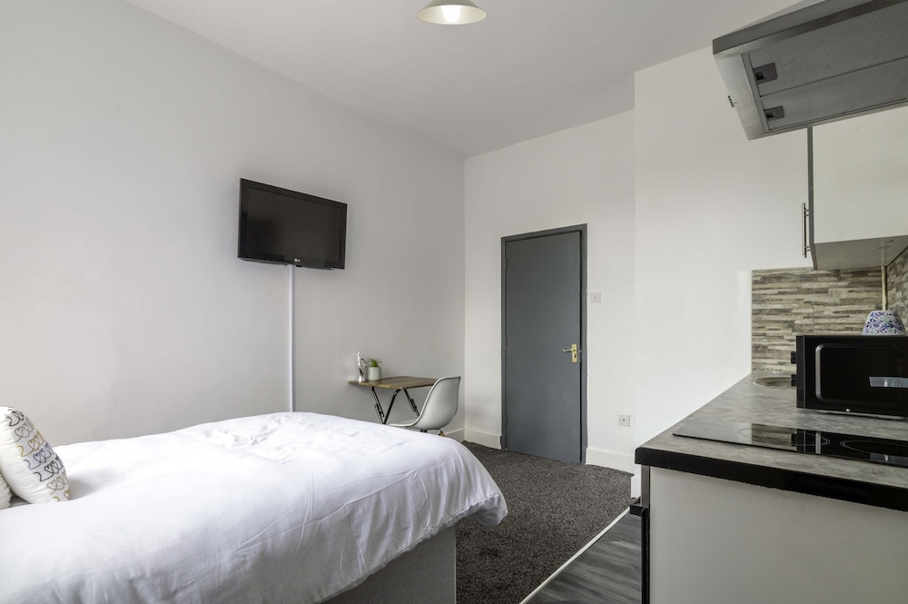 Immaculate 1-bed Studio1 in Coventry view 2