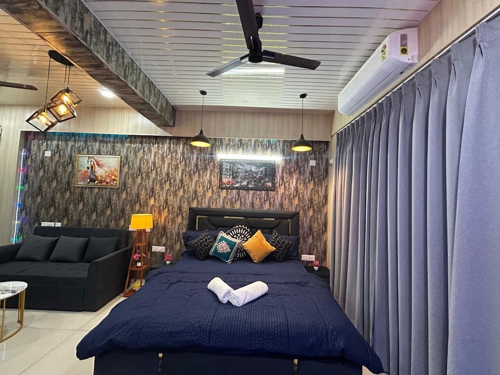 Spacious 1bhk for 6 Guests King & Sofa Beds Zirakpur,chandigarh,mohali,tricity