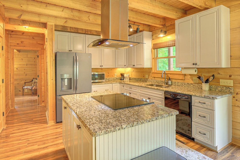 Blue Ridge Mtns Retreat w/ Views, 1 Mi to Parkway!