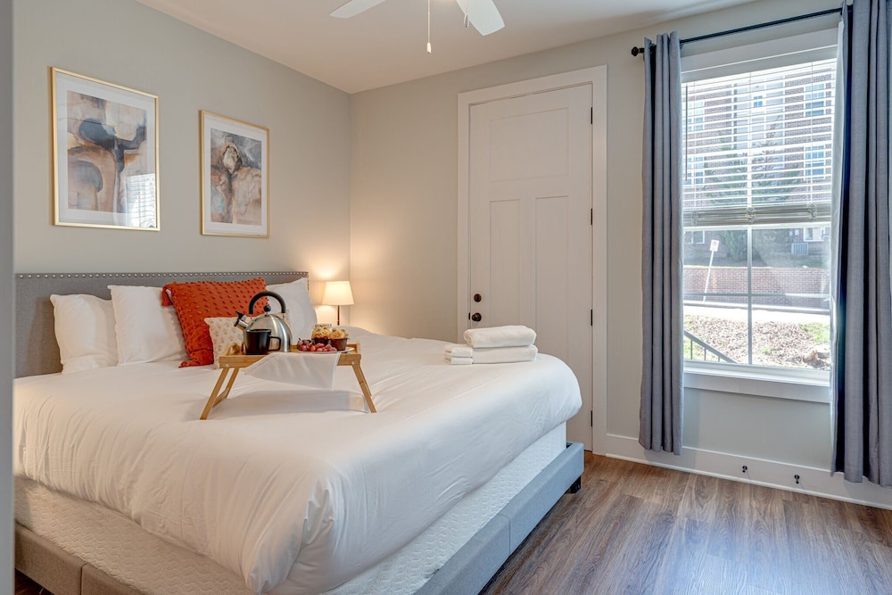 Merry Melrose -mins to Broadway- Sleeps 6