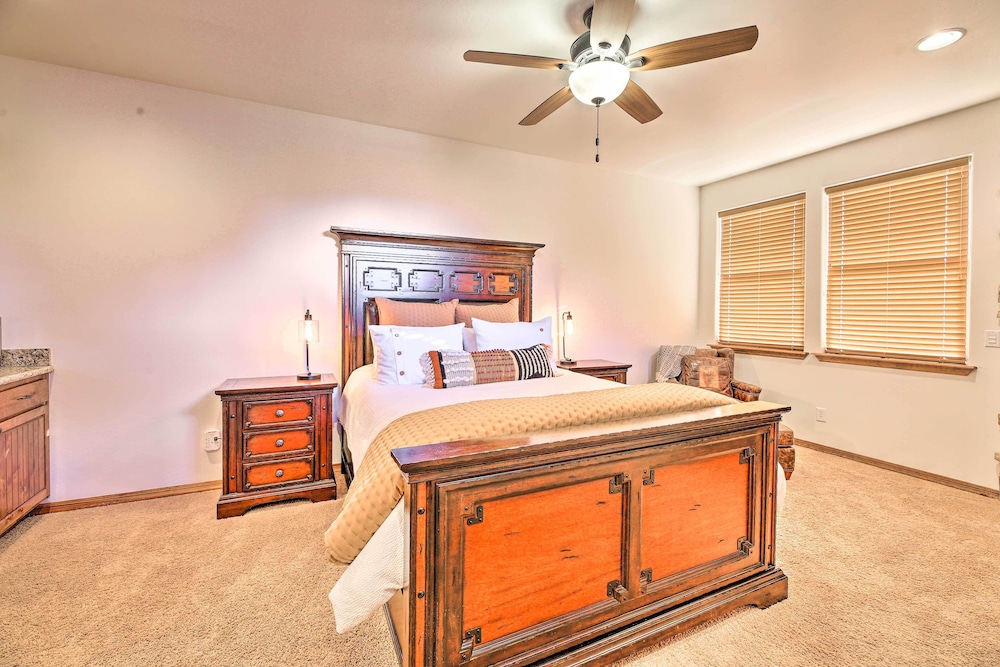 Patio, Deck & Grill: Spacious Show Low Home! view 4
