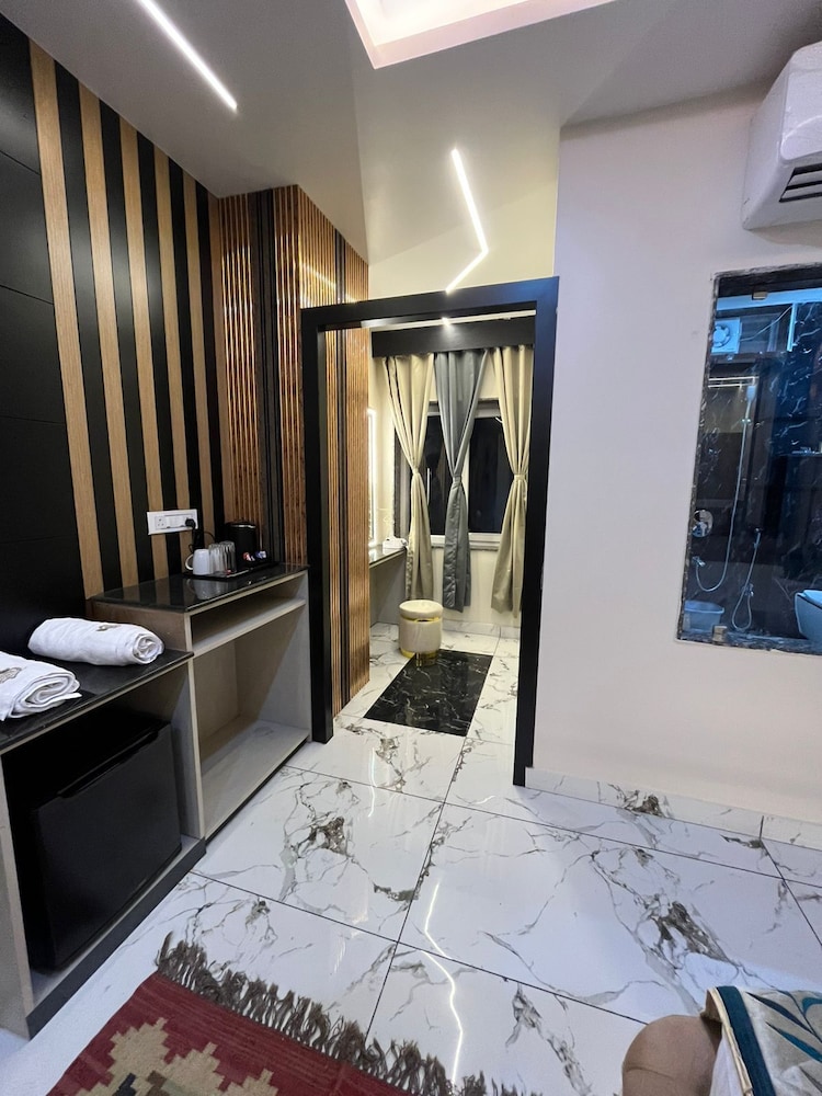 The Hotel Emerald