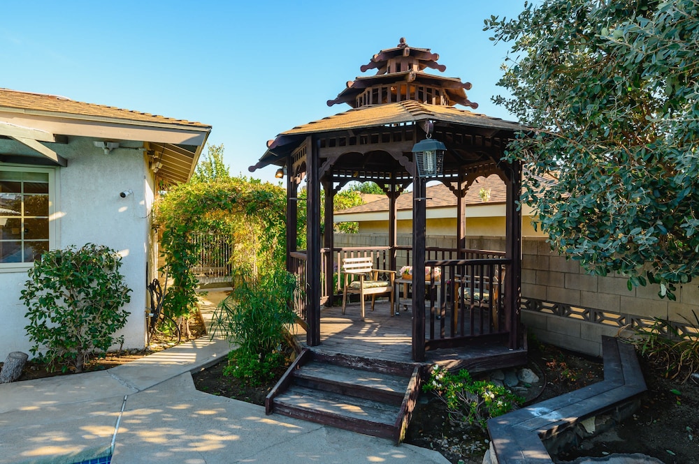 Luxury Estate With Sparkling Pool Elegant Amenities