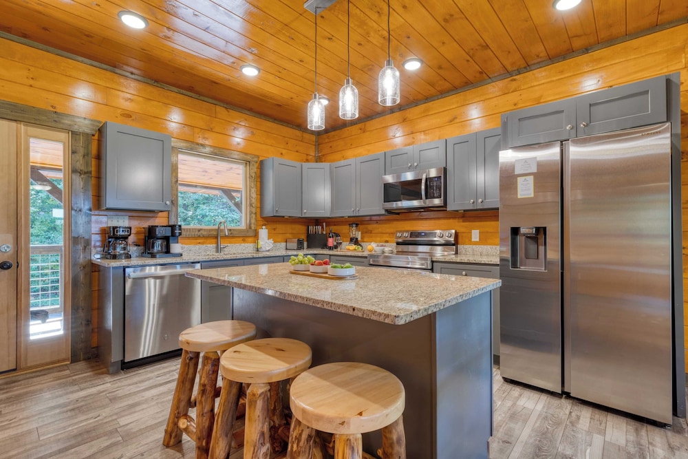 Indoor Pool, Theater, Hot Tub & Mountain Views Near Dollywood Crimson Crest by Avantstay