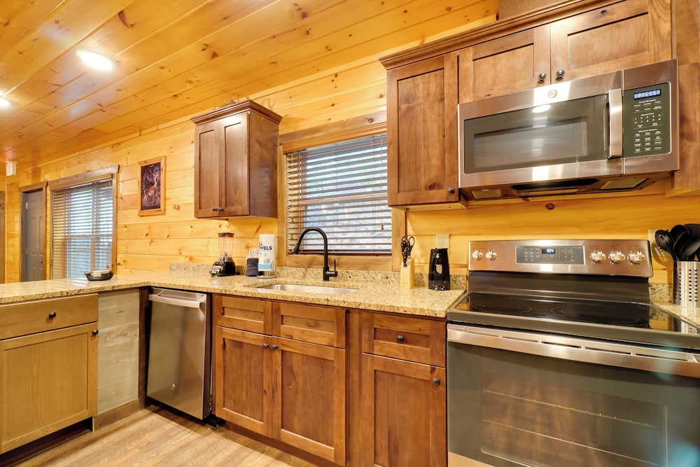 12 Mi to Gsmnp: Cabin w/ Game Room in Sevierville