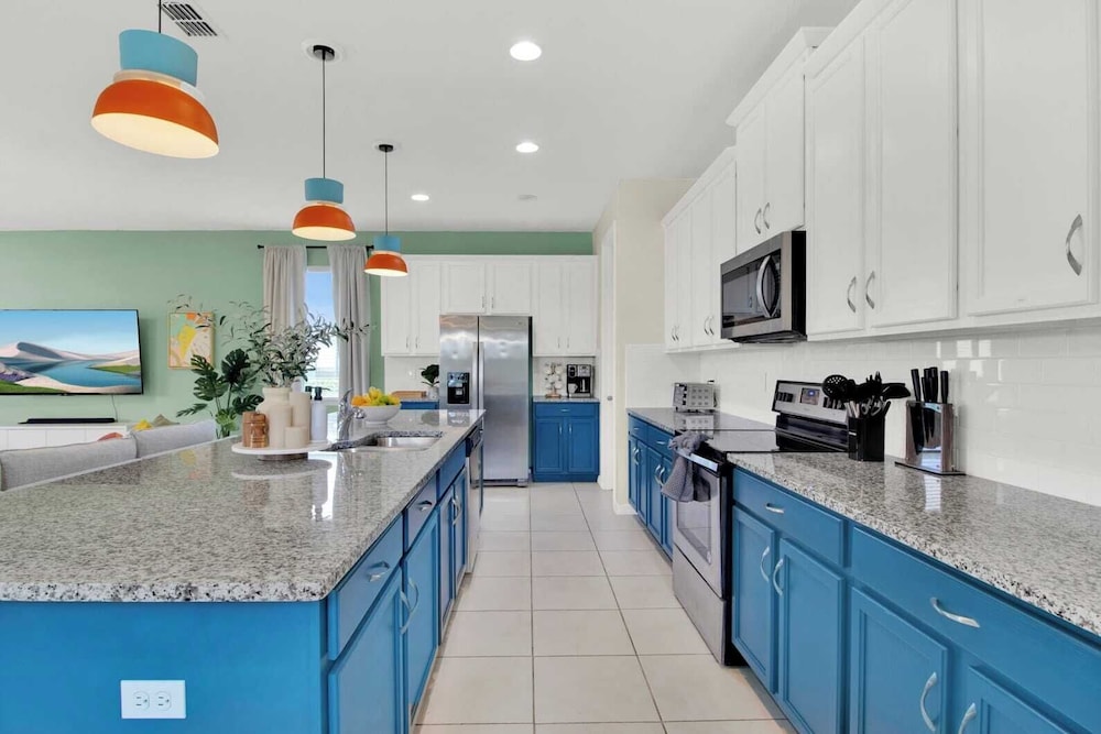 Sleeps 20! 9bdr, Star Wars-themed Game Room, Pool, Hot Tub Nassau by Avantstay