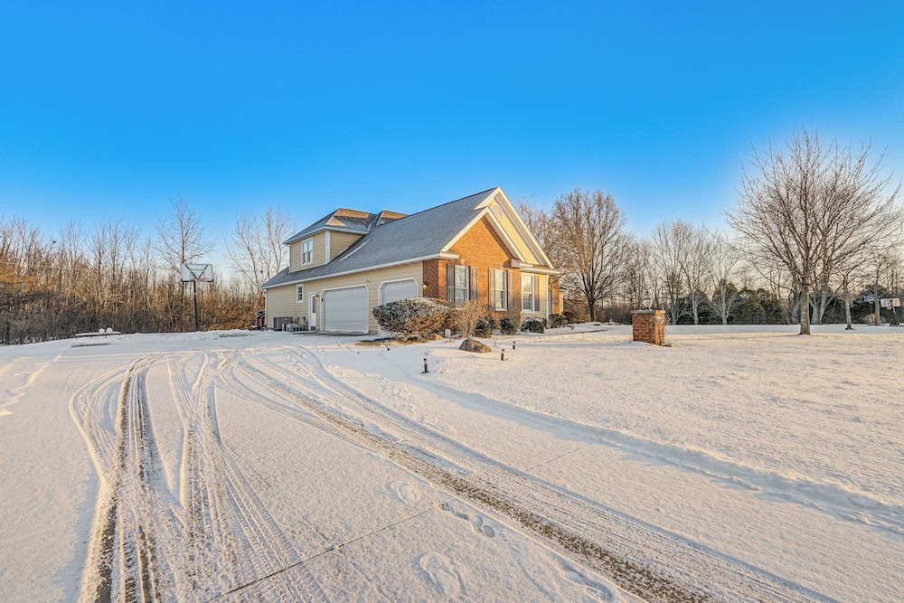 6 Mi to Town: Peaceful Lima Home!
