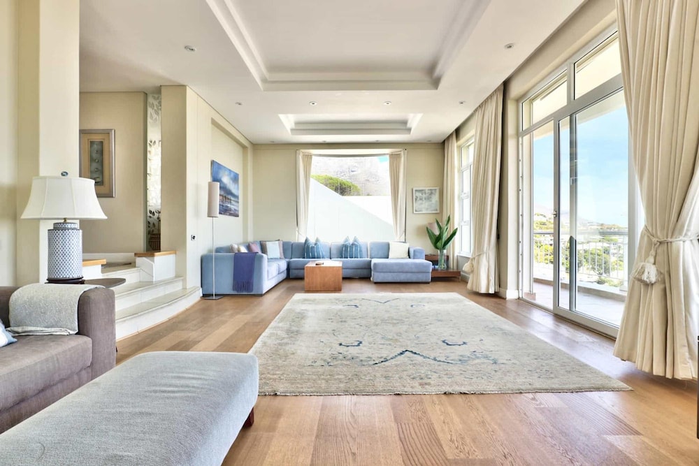 Camps Bay Home w Pool Garden Sea View Tree Villa
