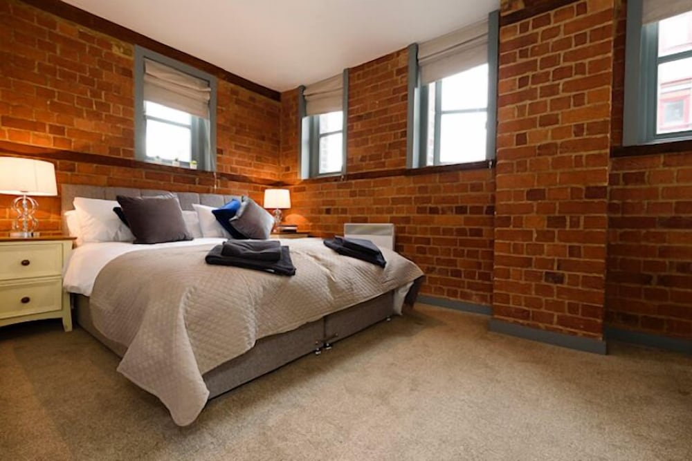 Karah Suites - Gloucester Docks view 3