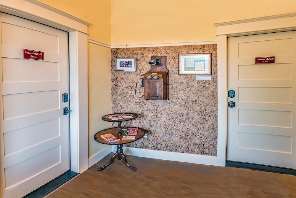 Redtail Suites ~ Entire Home ~ Sleeps 12 ~ Tesla Station view 4