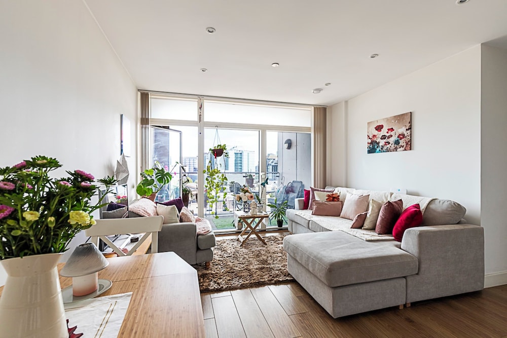 Stylish Canary Wharf Retreat For 2