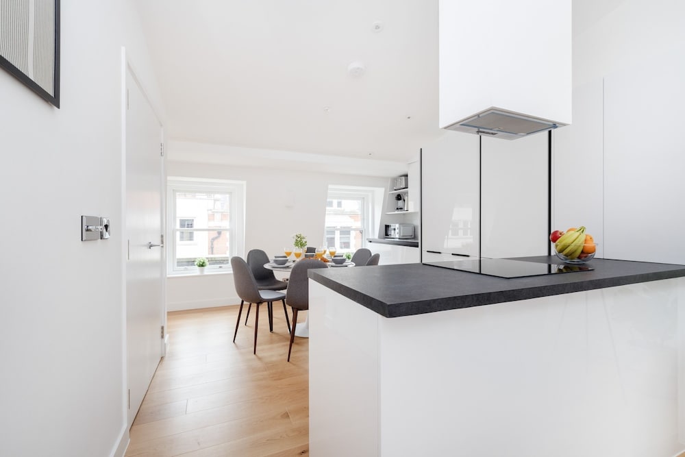 Modern 2BR 2BA with Balcony by Soho