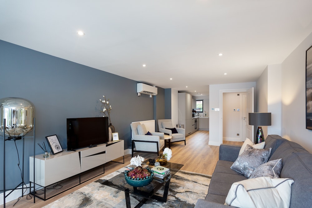The Carlyle - Elegant Serviced Apartments