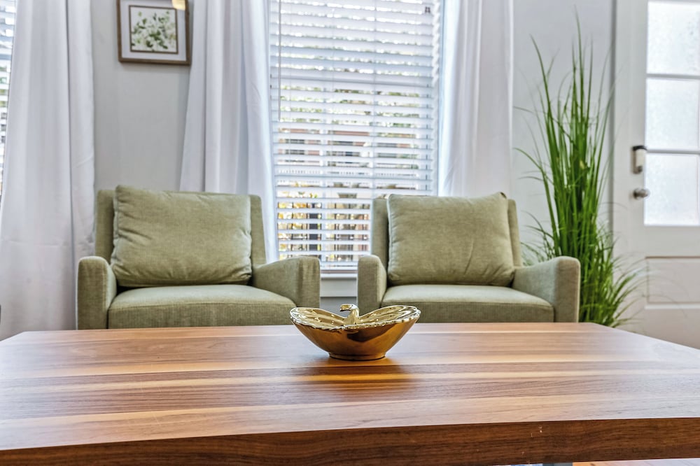 Stunning 4 BR Condo + Pool - Near St. Charles - Image 5