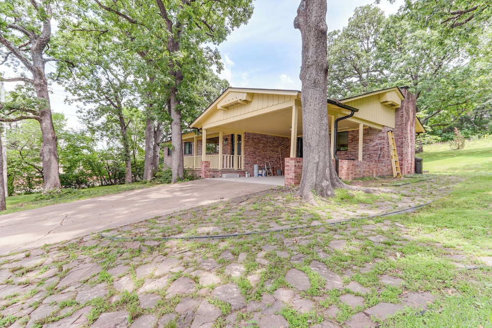 1 Mi to University of Arkansas: Home w/ Large Yard